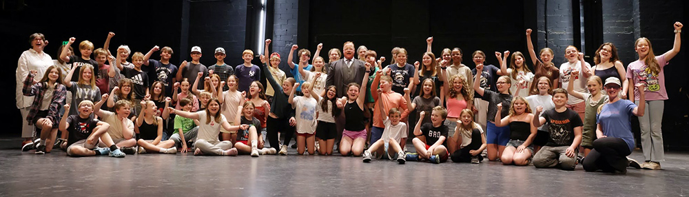 The cast of Newsies, Jr. meet Teddy Roosevelt